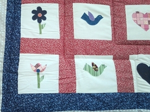 colcha-patchwork-bordada-flores-passarinhos-aplicada-patchaplique